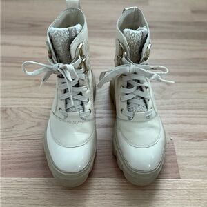 Stylish Sorel Cream Women's Snow Boots - size 9.5